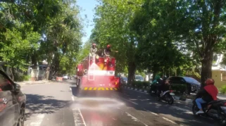 Damkar Surabaya Tak Hanya Padamkan Kebakaran, Juga Siram Jalan Lawan Panas Ekstrem