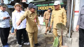 Dapat Laporan Pagi Hari, Bupati Tangerang Langsung Bangunkan Rumah untuk Herman