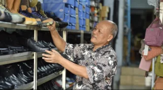 Dari Korban PHK Jadi Pengusaha Sukses: Kisah Sepatu Three Stars Pasuruan Bertahan Hampir 30 Tahun