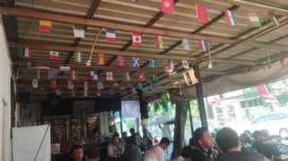 Demam Piala Dunia 2026, Warkop di Lamongan Berhias Bendera Negara Peserta untuk Tarik Pengunjung
