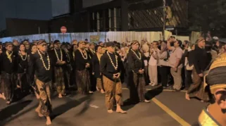 Didit-Titiek Ikuti Kirab Malam 1 Suro Mangkunegaran, Warga Berebut Air Jamasan