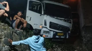 Diduga Rem Blong, Truk Muatan Tanah Terperosok di Tanjakan Bang Arum Rangkasbitung