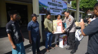 Dukung Ketahanan Pangan, Polres Bondowoso Serahkan Bantuan Pertanian untuk Petani