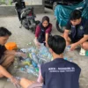 Dukung SDGs 3, Mahasiswa FEB UNY Sosialisasikan Pemilahan Sampah untuk Mewujudkan Lingkungan Sehat dan Bernilai Ekonomi di Kampung Cepit Soropadan