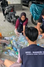 Dukung SDGs 3, Mahasiswa FEB UNY Sosialisasikan Pemilahan Sampah untuk Mewujudkan Lingkungan Sehat dan Bernilai Ekonomi di Kampung Cepit Soropadan
