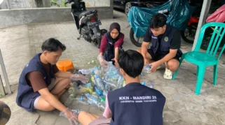 Dukung SDGs 3, Mahasiswa FEB UNY Sosialisasikan Pemilahan Sampah untuk Mewujudkan Lingkungan Sehat dan Bernilai Ekonomi di Kampung Cepit Soropadan
