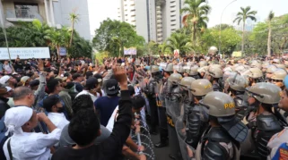 Eksekusi Hotel Sultan Berlangsung Tegang, Massa Hadang Petugas di Beberapa Titik