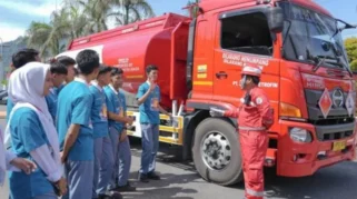 Elnusa Petrofin Edukasi 105 Siswa di Makassar, Waspadai Blind Spot Truk Tangki untuk Cegah Kecelakaan