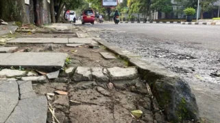 Fakta di Balik Garasi Trotoar Jalan Ambon Bandung yang Viral: Klarifikasi RW hingga Pembongkaran Satpol PP