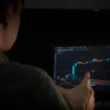 Fenomena Investasi Tanpa Fundamental: Anak Muda Terjebak Gaya Hidup Digital dan Pengaruh Influencer