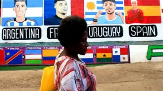 Foto Warna-warni Piala Dunia 2026 di Sudut Kota Jayapura, Warga Gotong Royong Hias Pemukiman dengan Mural Sepak Bola