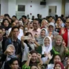 Gaji Dosen Mentan Amran Diserahkan ke Mahasiswa Yatim Piatu