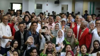 Gaji Dosen Mentan Amran Diserahkan ke Mahasiswa Yatim Piatu