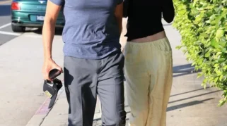 Gigi Hadid Tampil Santai dengan Celana Kuning yang Pas untuk Musim Panas saat Kencan Bareng Bradley Cooper