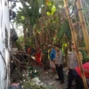 Gotong Royong Warga dan Aparat Rehabilitasi Rumah Lansia di Randuagung