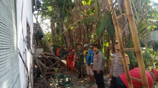 Gotong Royong Warga dan Aparat Rehabilitasi Rumah Lansia di Randuagung