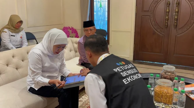 Gubernur Khofifah Didoampingi Petugas BPS untuk Sensus Ekonomi 2026, Dorong Partisipasi Masyarakat