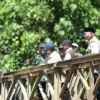 Gubernur Sumbar Mahyeldi dan Kakak Kandung Presiden Prabowo Tanam Pohon Andalas di Unand