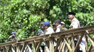 Gubernur Sumbar Mahyeldi dan Kakak Kandung Presiden Prabowo Tanam Pohon Andalas di Unand