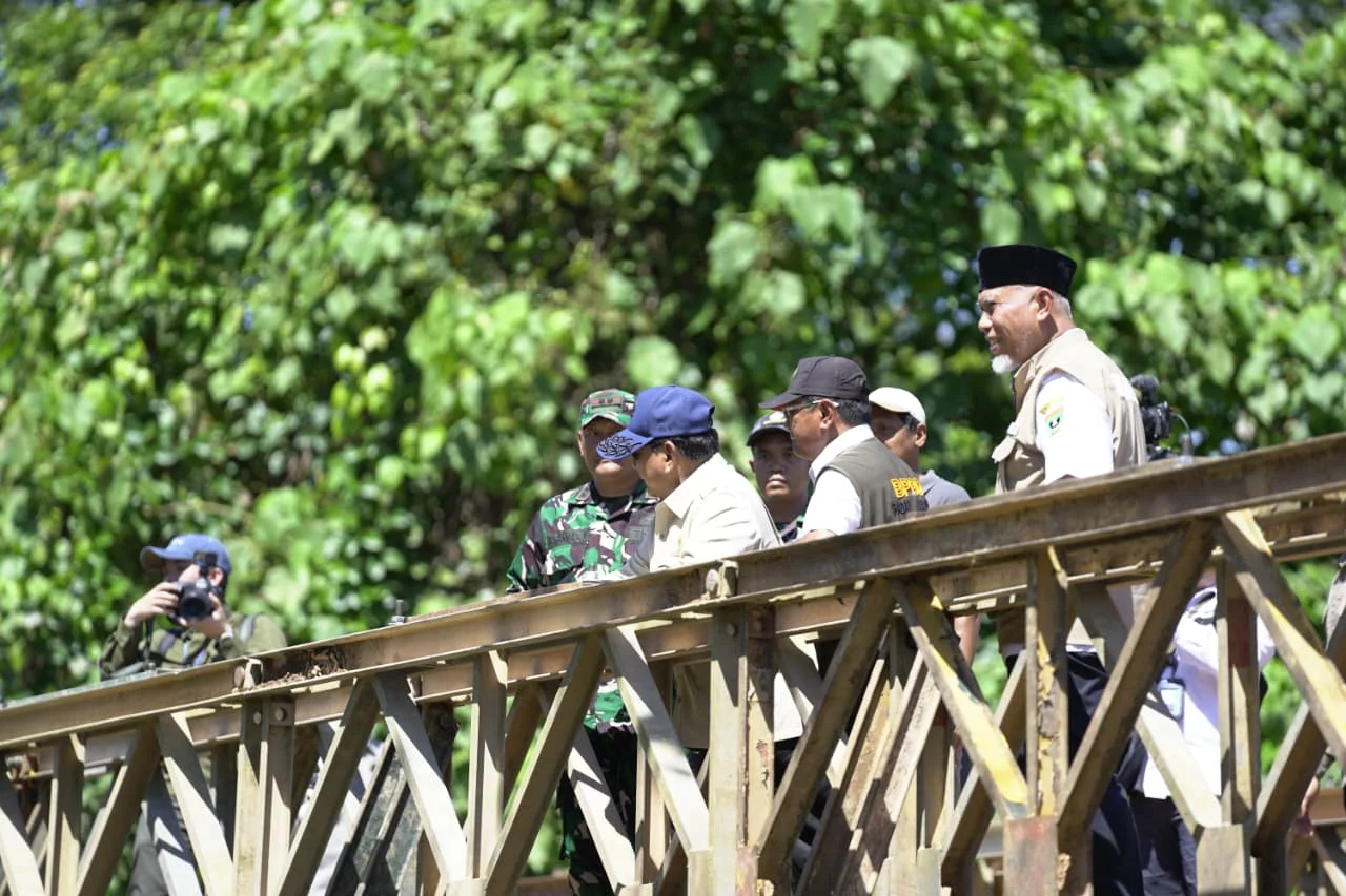 Gubernur Sumbar Mahyeldi dan Kakak Kandung Presiden Prabowo Tanam Pohon Andalas di Unand