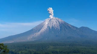Gunung Semeru Erupsi Enam Kali, Kolom Abu Capai 1.000 Meter