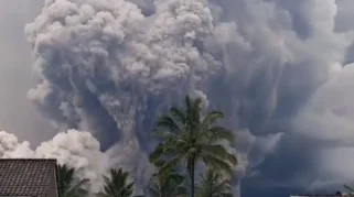 Gunung Semeru Kembali Meletus dengan Kolom Abu Setinggi 1.200 Meter, Status Siaga Ditetapkan