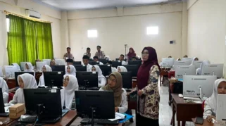 Guru dan Siswa SMAN 1 Sumberpucung Dilatih Olah dan Analisis Data dengan Pivot Table