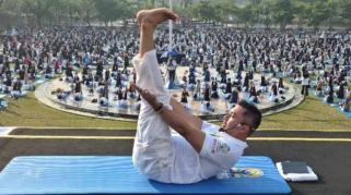 Hari Yoga Internasional: Unesa Pecahkan Rekor MURI dengan Peserta Disabilitas Terbanyak