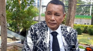 Hotman Paris Bawa Tongkat ke Singapura, Salurkan Donasi Rp500 Juta dari Bos Mayapada untuk Yuvita