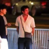 Hudson Williams Tampil Santai dengan Atasan Linen Plunging dan Dad Sneakers di New York