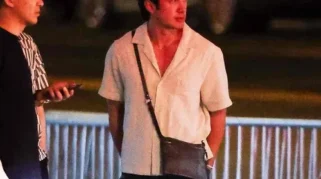 Hudson Williams Tampil Santai dengan Atasan Linen Plunging dan Dad Sneakers di New York