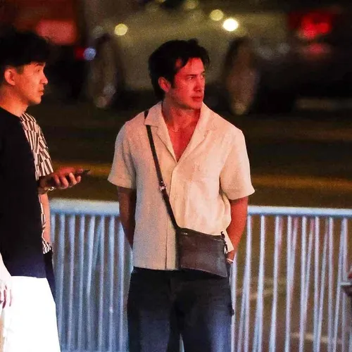 Hudson Williams Tampil Santai dengan Atasan Linen Plunging dan Dad Sneakers di New York
