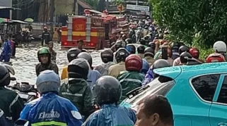 Hujan Deras Landa Surabaya, 17 Titik Banjir dan Satu Pohon Tumbang Dilaporkan
