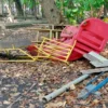 Hutan Kota Kraksaan Terbengkalai: Pagar Jebol, Besi Berserakan, Fasilitas Anak Rusak
