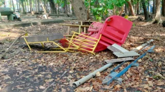 Hutan Kota Kraksaan Terbengkalai: Pagar Jebol, Besi Berserakan, Fasilitas Anak Rusak