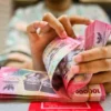 IHSG Sesi 1 Anjlok 3,48% ke 5.734, Rupiah Melemah ke Rp 18.042 per Dolar AS