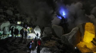 Ijen Rijik Angkut 20 Sak Sampah di Kawah Ijen dalam Aksi Bersih-Bersih Rutin