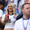 Istri Jordan Pickford Kehilangan Koper di Amerika, Nekat Pakai Jersey Anak Saat Dukung Inggris di Piala Dunia 2026