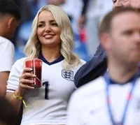 Istri Jordan Pickford Kehilangan Koper di Amerika, Nekat Pakai Jersey Anak Saat Dukung Inggris di Piala Dunia 2026