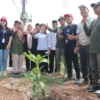 Jaga Kelestarian Lingkungan, DLH Kabupaten Bekasi Tanam Ratusan Pohon di Bantaran Saluran Sekunder Sukatani