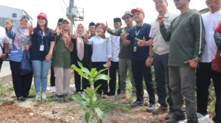 Jaga Kelestarian Lingkungan, DLH Kabupaten Bekasi Tanam Ratusan Pohon di Bantaran Saluran Sekunder Sukatani