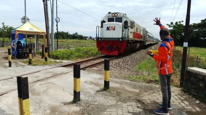 Jaga Keselamatan Anak Jelang Libur Sekolah, KAI Daop 9 Jember Tutup 11 Perlintasan Liar