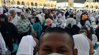 Jamaah Haji Kloter SUB 86 Ikuti Terapi Bahagia Jelang Keberangkatan ke Madinah