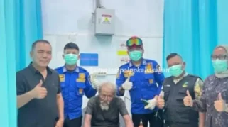 Jari Membengkak Parah, Tim Damkar Asahan Potong Cincin Lansia Tuna Wisma
