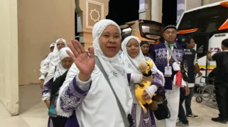 Jemaah Haji Kloter Pertama Tiba di Surabaya, Lewat Imigrasi Tanpa Antre