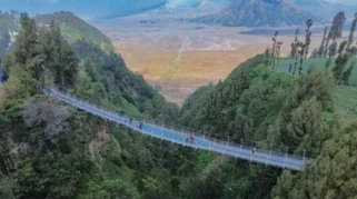 Jembatan Kaca Seruni Point Bromo Resmi Dibuka, Tarif Rp50 Ribu per Orang