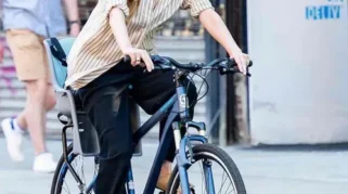 Jennifer Lawrence Bersepeda dengan Sepatu Nyaman Favoritnya Musim Ini