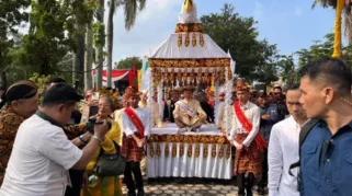 Jokowi Terima Gelar Adat Baginda Pemuka Bangsa dari Lima Kerajaan Lampung