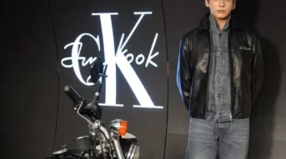 Jung Kook Rayakan Kolaborasi Calvin Klein di Tokyo, Koleksi Ludes 30 Menit