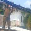 Kabel Internet Menjuntai Makan Korban, Trantib Ciledug Turun Tangan Potong Kabel di Tengah Jalan
